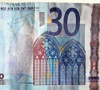 Noticia de Politica 24h: FACUA: Paga unos cigarrillos con un billete de 30 euros y le devuelven el cambio