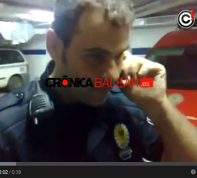 Noticia de Poltica 24h: Un polica local de Baleares se mofa de un vendedor ambulante y le destroza su mercanca 
